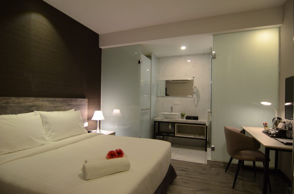 Desk, soundproofing, free WiFi, bed sheets