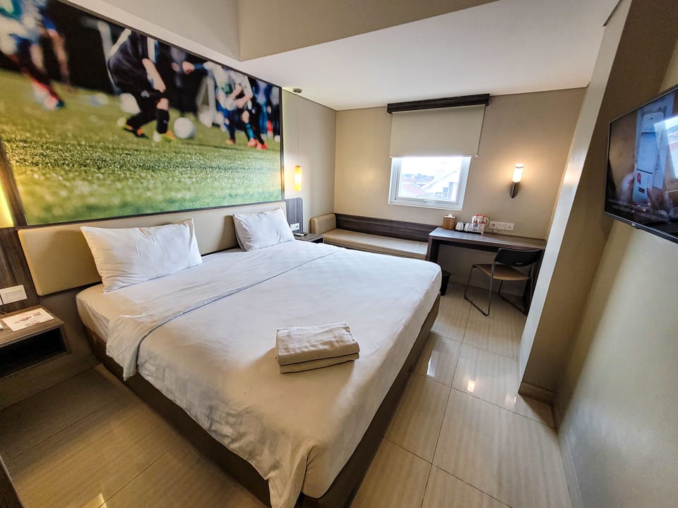 Deluxe Double Room, 1 King Bed | In-room safe, individually furnished, desk, laptop workspace