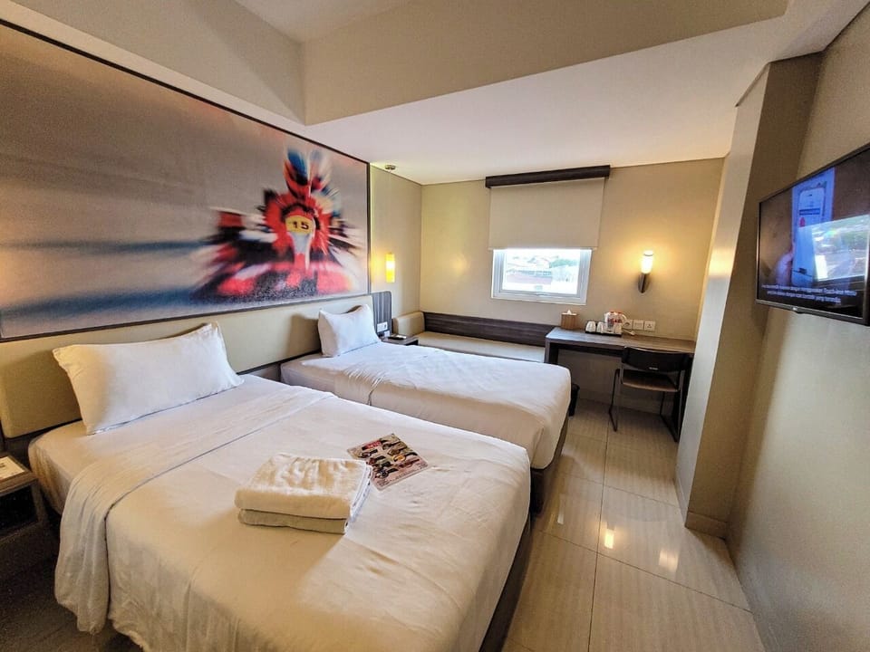 Deluxe Twin Room | In-room safe, individually furnished, desk, laptop workspace