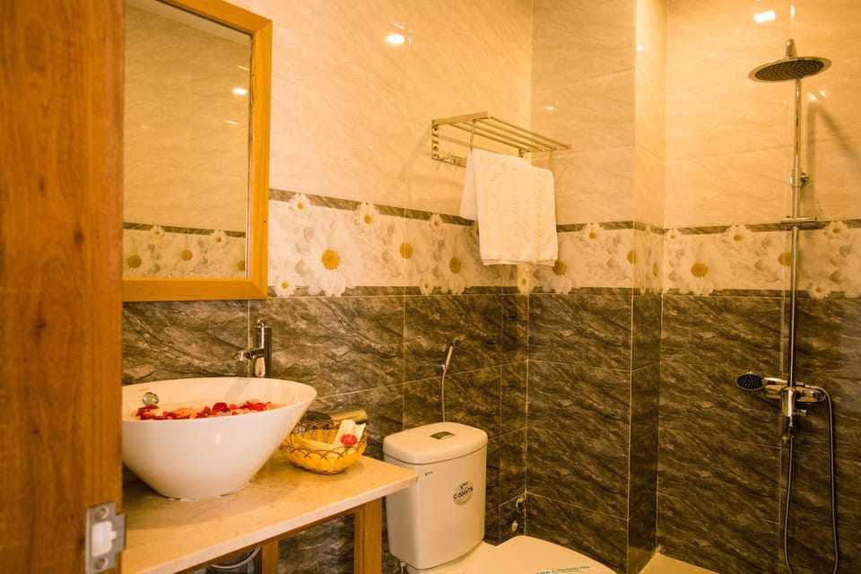 Double Room, 1 Bedroom, Garden View | Bathroom | Shower, free toiletries, hair dryer, bathrobes