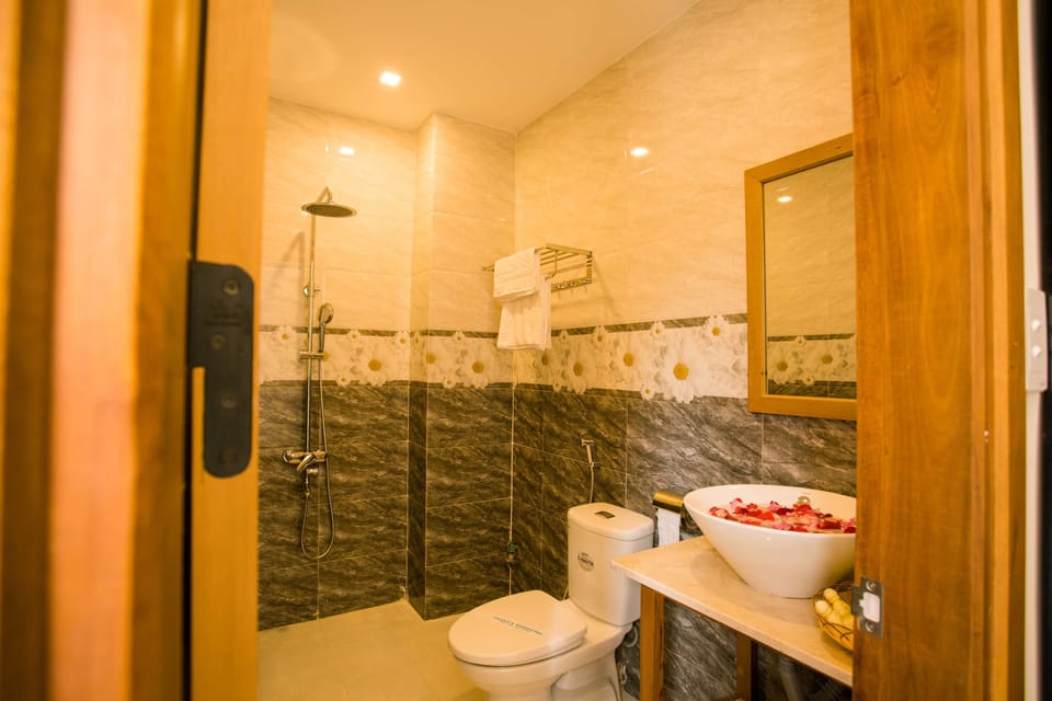 Deluxe Double Room, 1 King Bed, Pool View | Bathroom | Shower, free toiletries, hair dryer, bathrobes