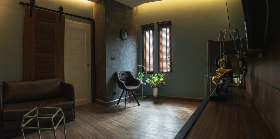 Deluxe Suite | In-room safe, desk, blackout drapes, free WiFi