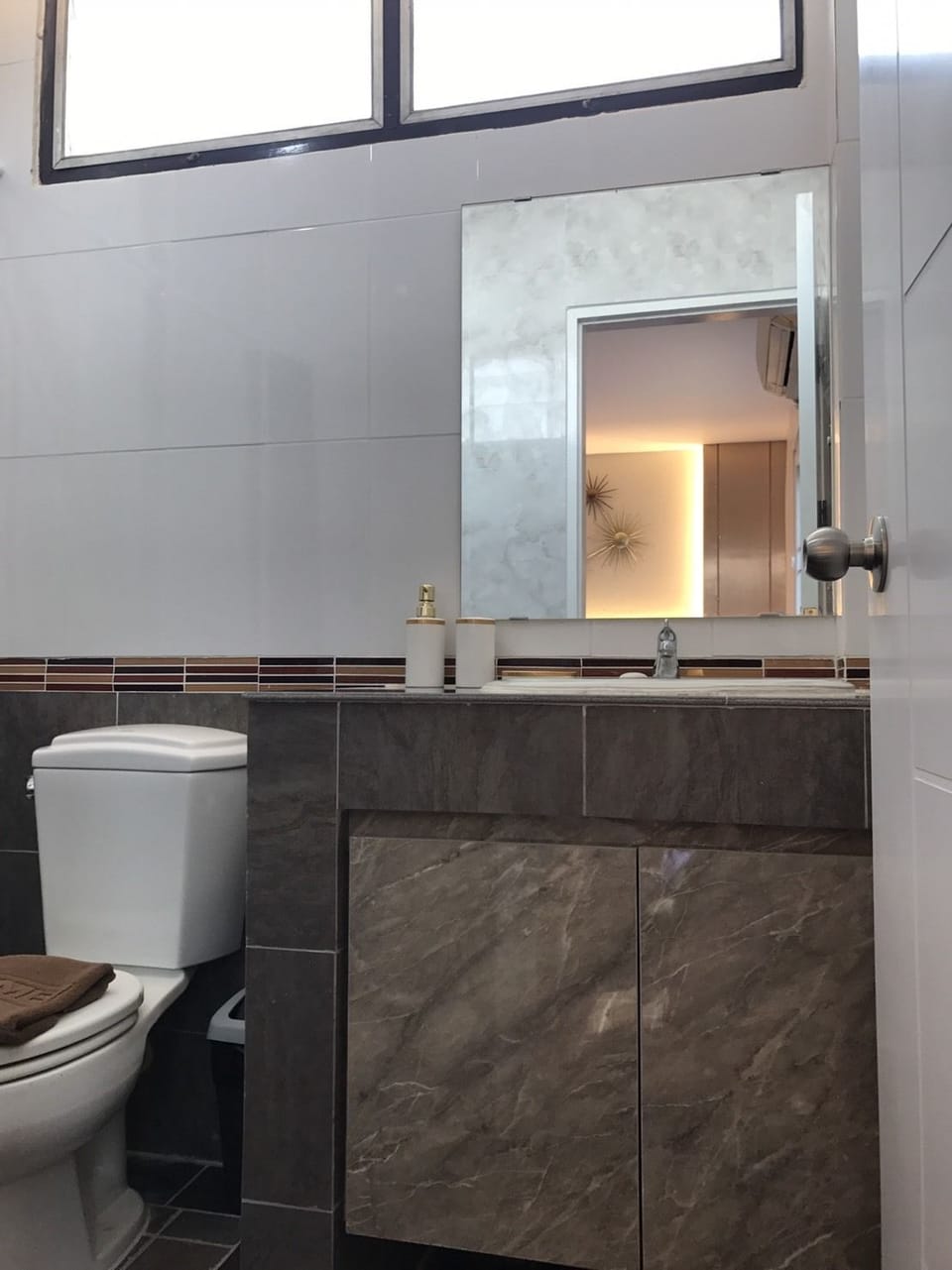 Exclusive Room, 1 Queen Bed | Bathroom | Shower, free toiletries, hair dryer, towels