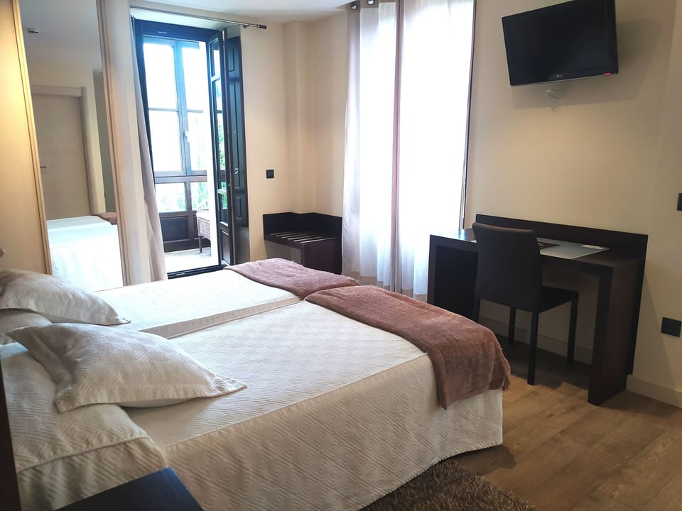 Superior Double or Twin Room | Desk, blackout drapes, free WiFi, bed sheets