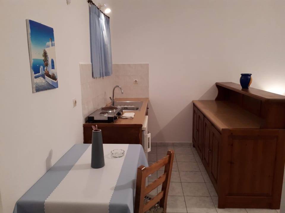 Studio | Private kitchen | Fridge, stovetop, electric kettle, cookware/dishes/utensils