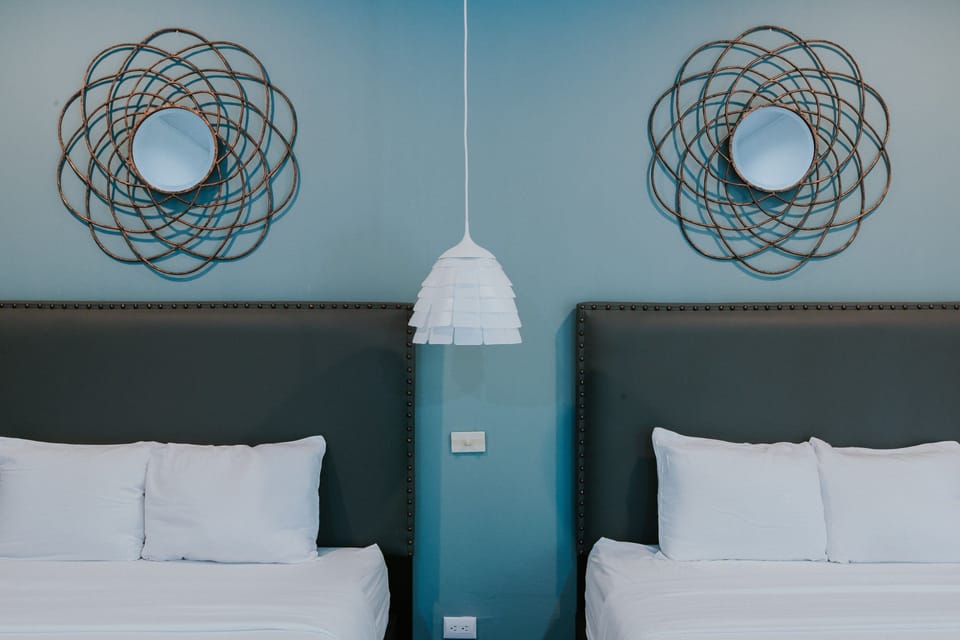 Suite Deluxe | Minibar, in-room safe, individually decorated, free WiFi