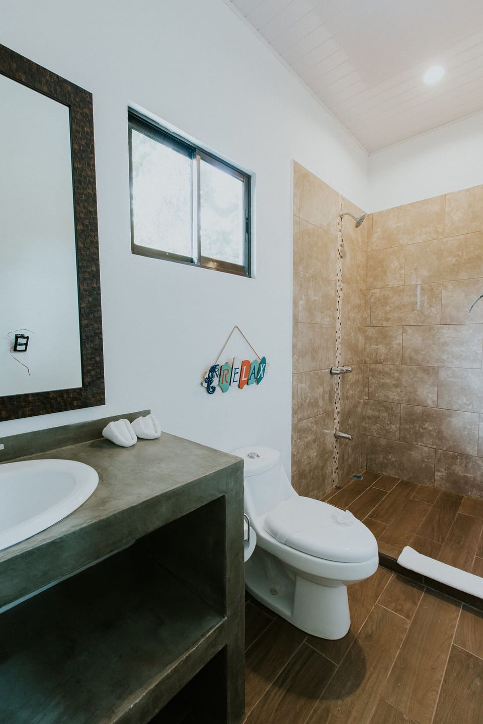 Suite Deluxe | Bathroom | Shower, rainfall showerhead, free toiletries, towels