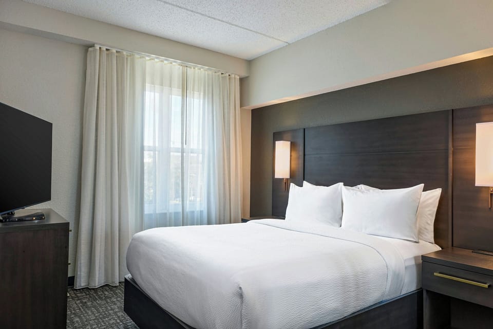 Premium bedding, desk, iron/ironing board, free cribs/infant beds