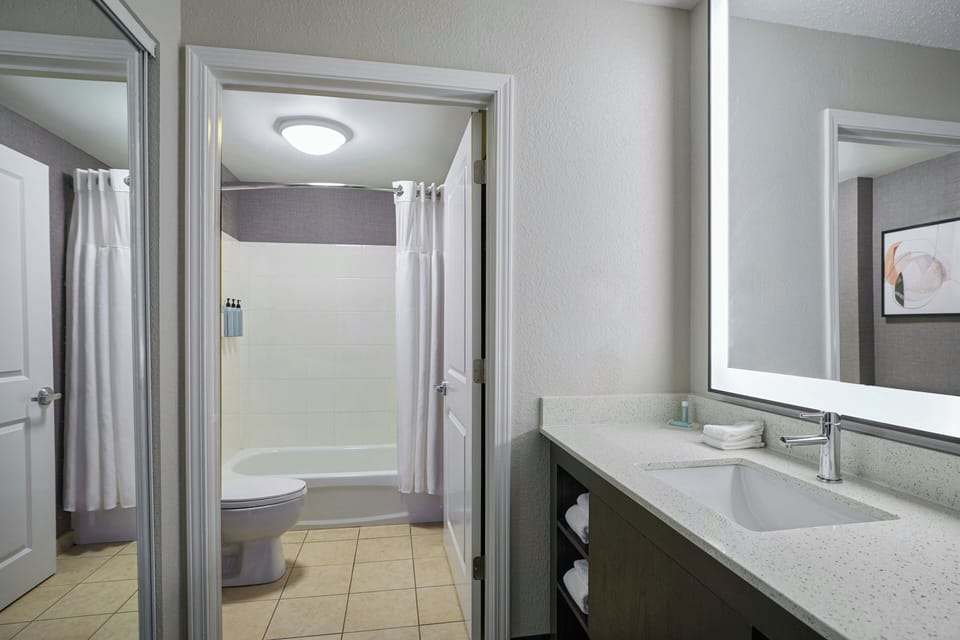 Combined shower/tub, free toiletries, hair dryer, towels