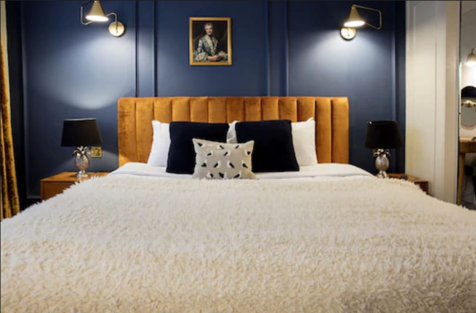 Executive Double Room, 1 Queen Bed, Non Smoking | In-room safe, individually decorated, individually furnished, desk