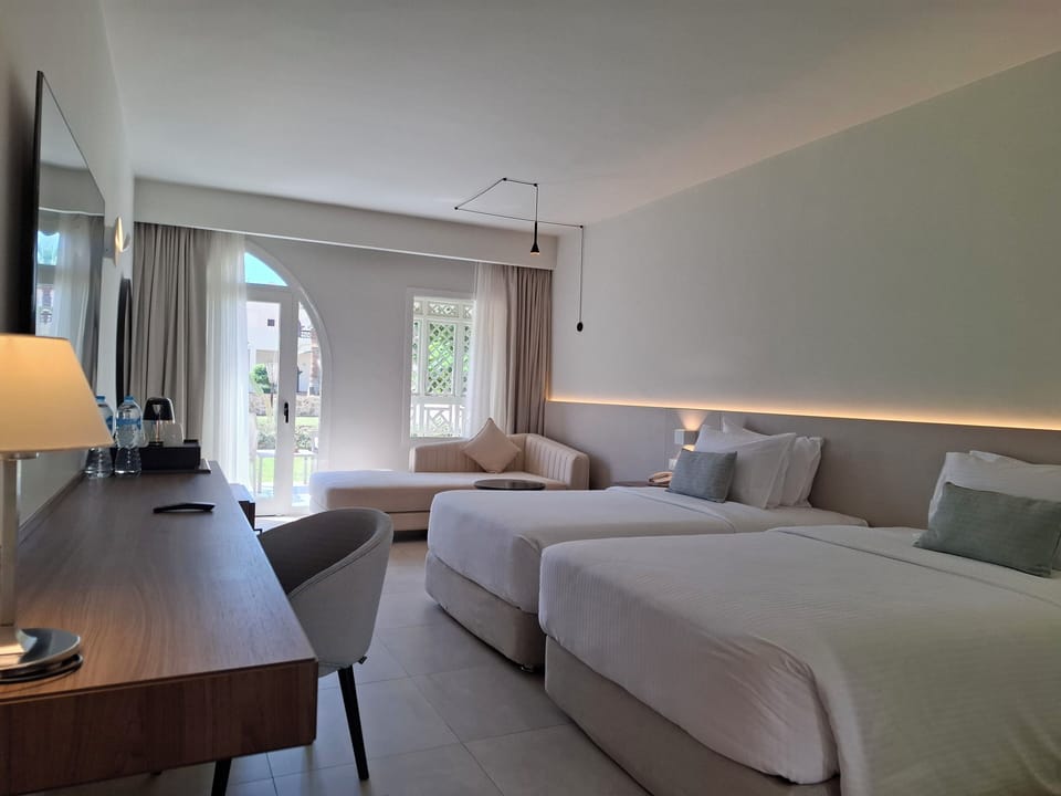 Deluxe Room With Garden View | Minibar, in-room safe, desk, free WiFi
