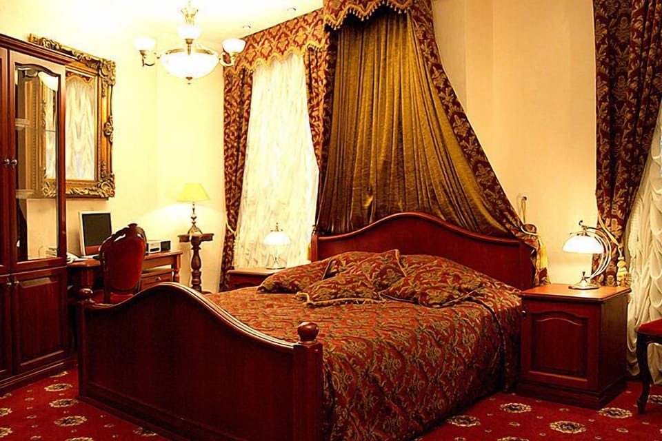 Suite | Minibar, in-room safe, desk, blackout drapes
