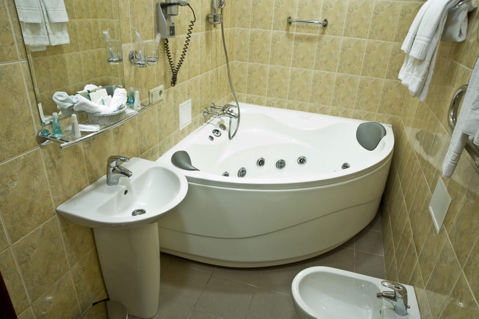 Junior Suite | Bathroom | Free toiletries, hair dryer, towels