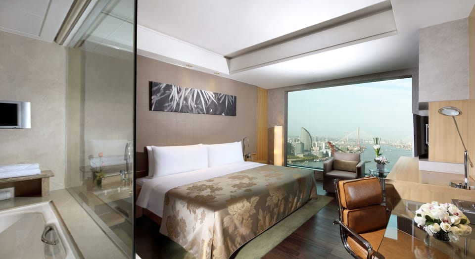 Executive Room | Minibar, in-room safe, desk, blackout drapes