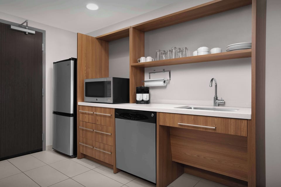Full-size fridge, microwave, dishwasher, cookware/dishes/utensils