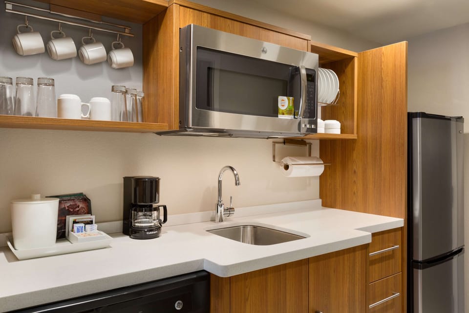Full-size fridge, microwave, dishwasher, cookware/dishes/utensils