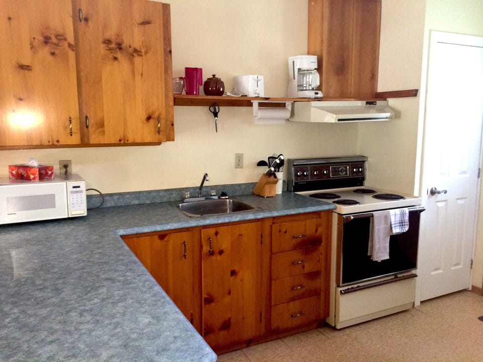 Townhome, 2 Bedrooms | Private kitchen | Full-size fridge, microwave, oven, stovetop