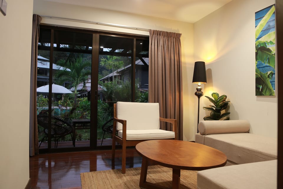 Deluxe Pool View With Balcony | Living area