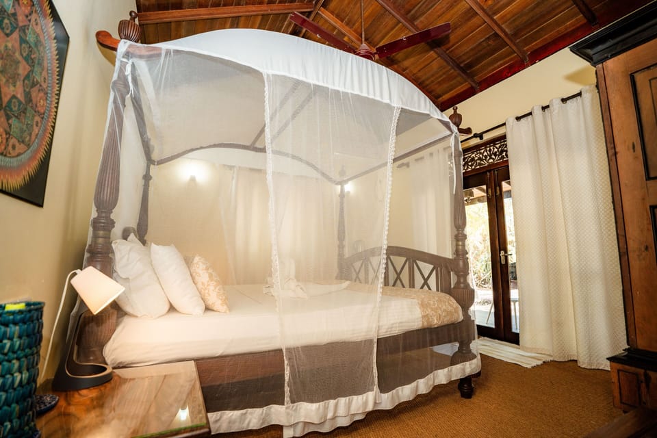 Superior Double Room, 1 Queen Bed, Jetted Tub, Ocean View | Soundproofing, bed sheets