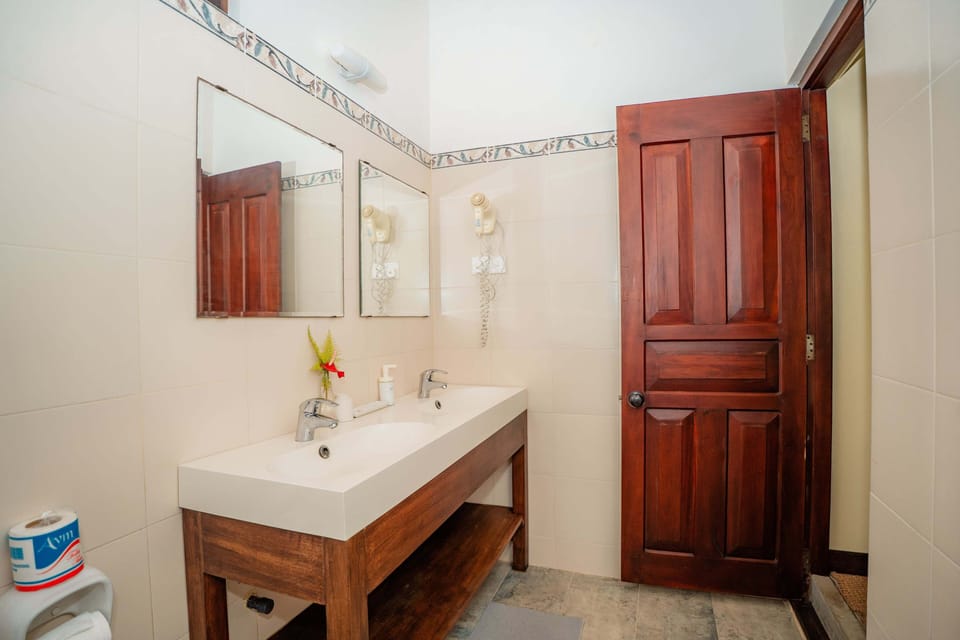 Superior Double Room, 1 Queen Bed, Jetted Tub, Ocean View | Bathroom | Free toiletries, hair dryer, soap, shampoo