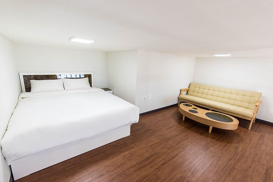 Duplex, 2 Bedrooms (25py) | Blackout drapes, free WiFi, bed sheets