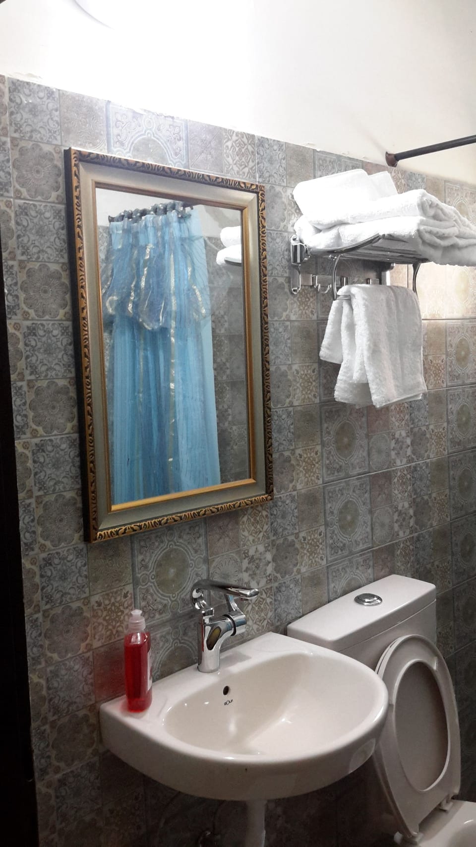 Twin Room, City View (Ezz.) | Bathroom | Shower, free toiletries, hair dryer, towels