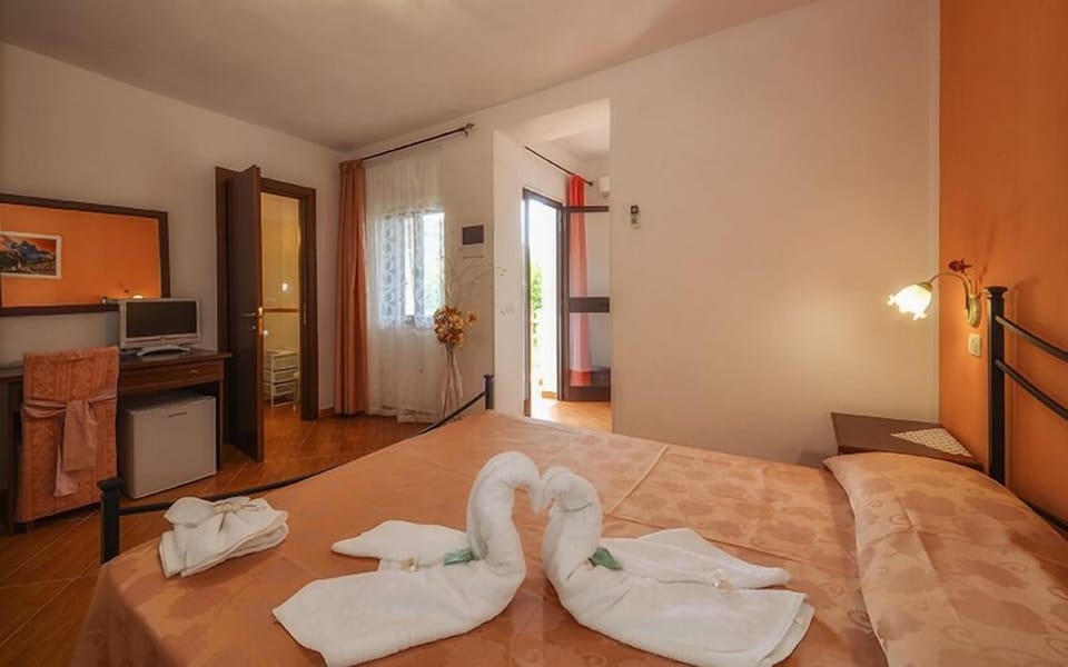 Double Room | Desk, blackout drapes, soundproofing, cribs/infant beds