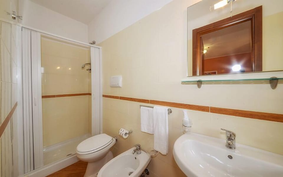 Double Room | Bathroom | Shower, free toiletries, hair dryer, bathrobes