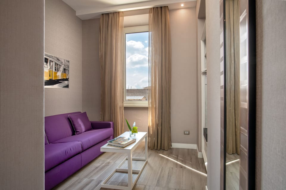 Junior Suite | Premium bedding, in-room safe, desk, blackout drapes