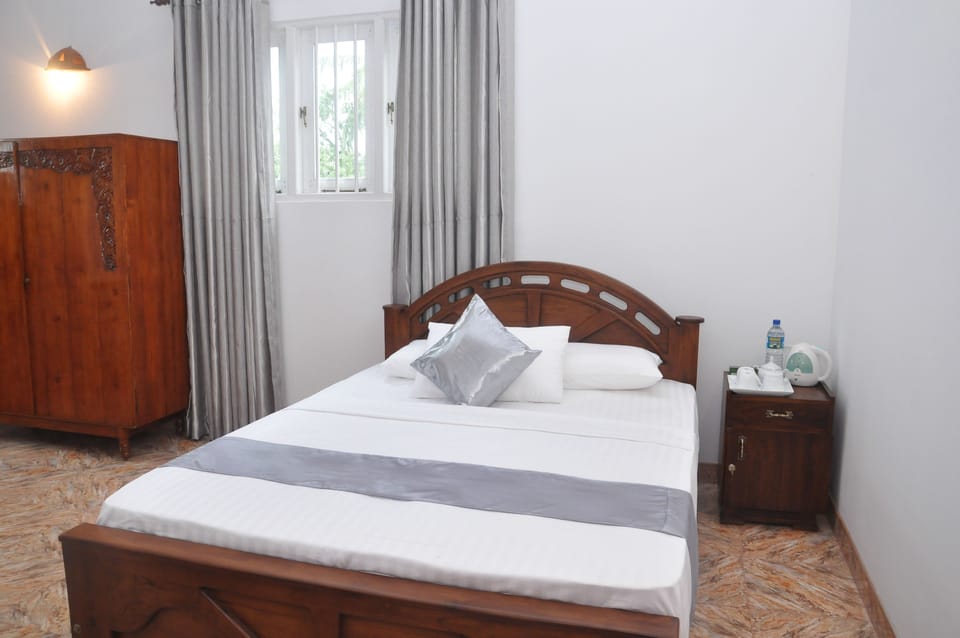 Deluxe Room, Balcony | Desk, iron/ironing board, rollaway beds, free WiFi