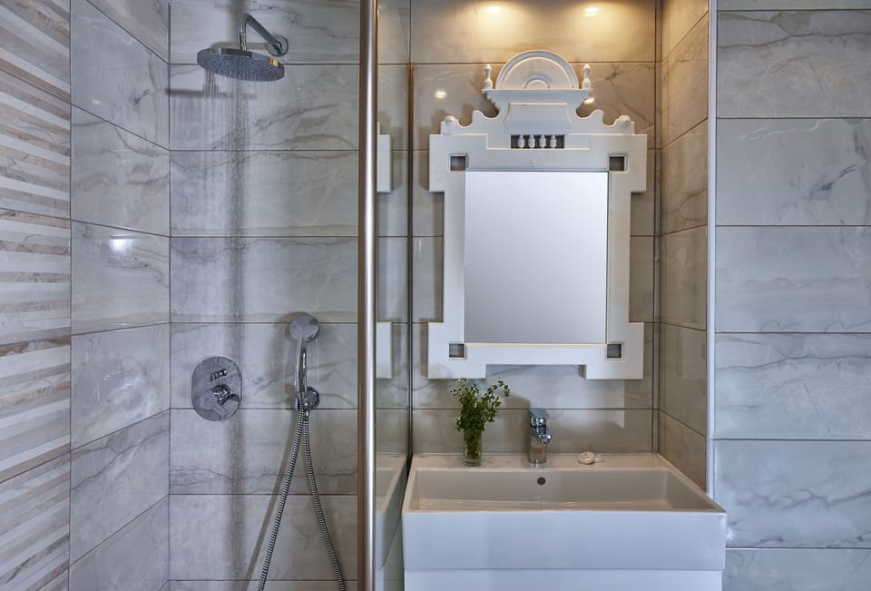 XXXSuite, 1 Bedroom | Bathroom | Free toiletries, hair dryer, towels