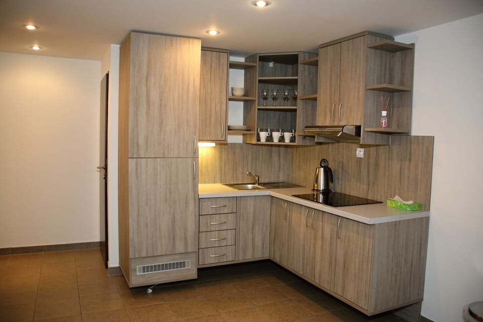 Fridge, stovetop, electric kettle, cookware/dishes/utensils