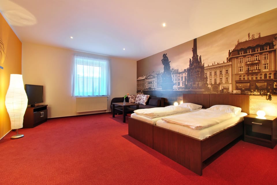 Apartment, 1 Bedroom (2 Adults) | In-room safe, laptop workspace, blackout drapes