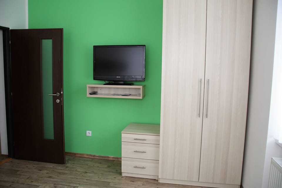 Single Room | In-room safe, desk, blackout drapes, iron/ironing board