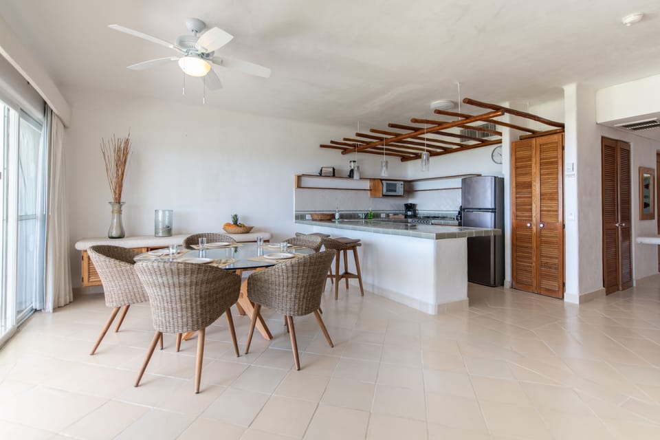 Full-size fridge, microwave, stovetop, coffee/tea maker
