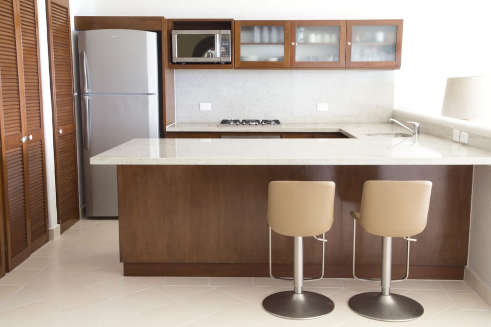Full-size fridge, microwave, stovetop, coffee/tea maker