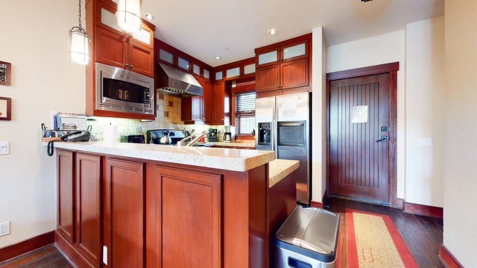Townhome, 3 Bedrooms | Private kitchen | Fridge, microwave, oven, coffee/tea maker