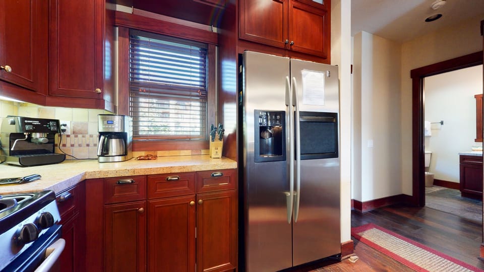 Townhome, 3 Bedrooms | Private kitchen | Fridge, microwave, oven, coffee/tea maker
