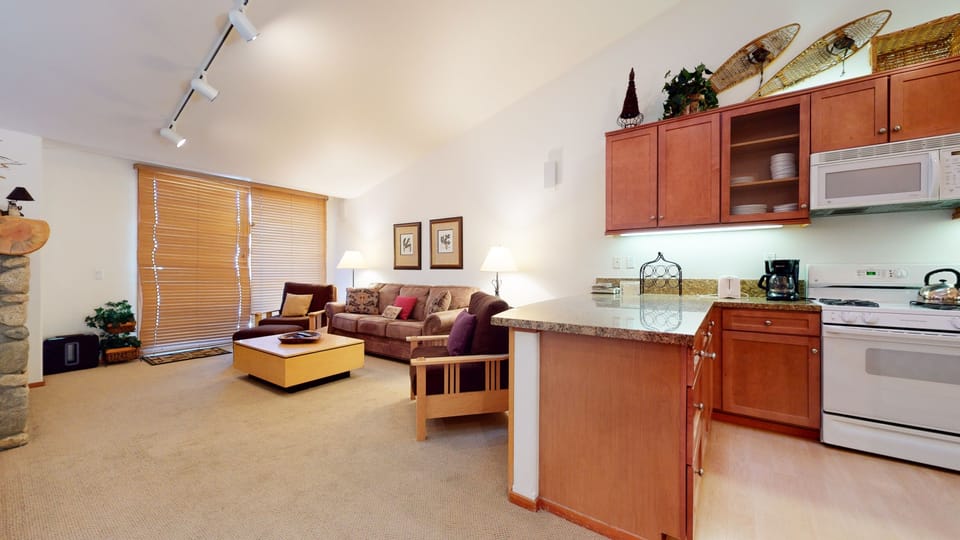 Condo, 2 Bedrooms | 2 bedrooms, free WiFi, bed sheets