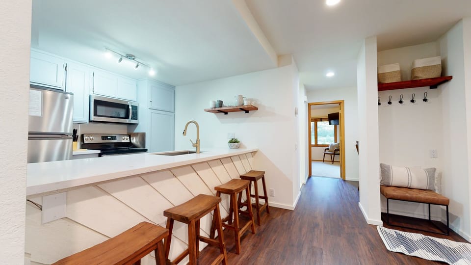 Condo, 1 Bedroom | Private kitchen | Fridge, microwave, oven, coffee/tea maker