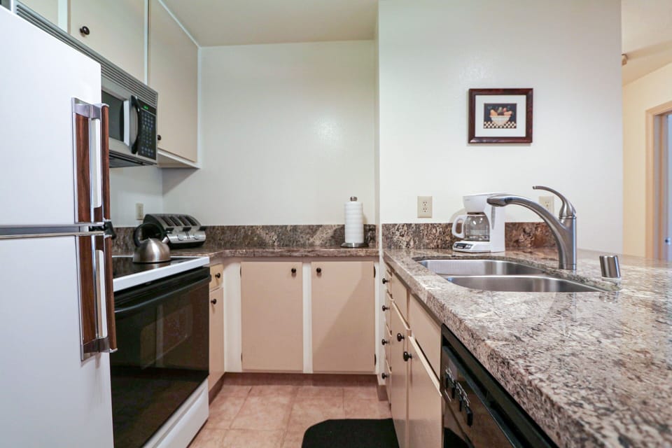 Condo, 1 Bedroom | Private kitchen | Fridge, microwave, oven, coffee/tea maker