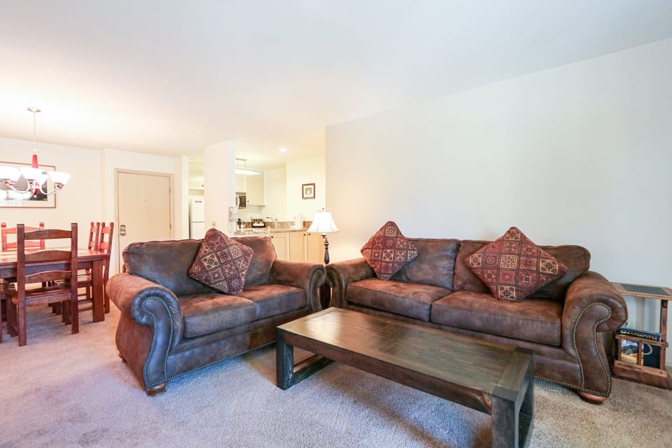 Condo, 1 Bedroom | Living room | Smart TV, DVD player