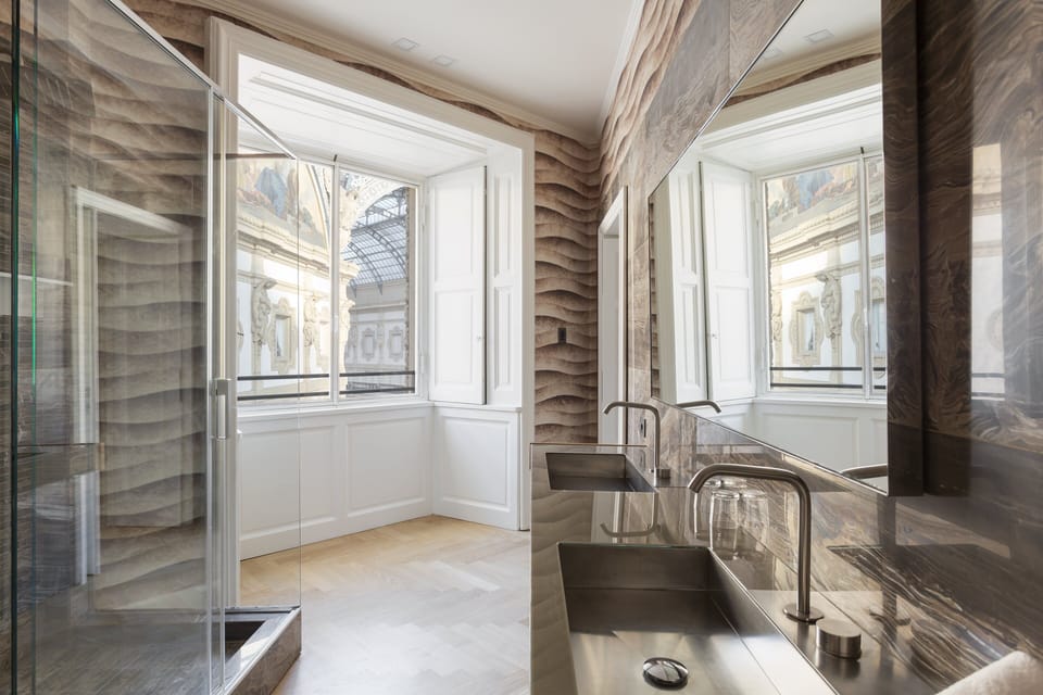 Gran Gallery Room | Bathroom | Free toiletries, hair dryer, bathrobes, slippers