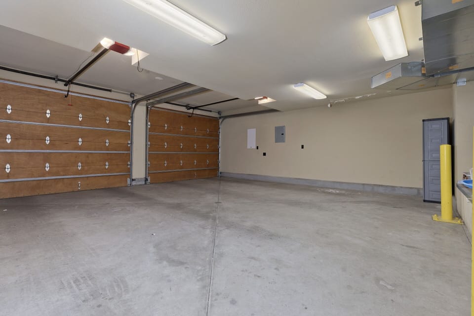 House, 4 Bedrooms | Parking | Free self parking