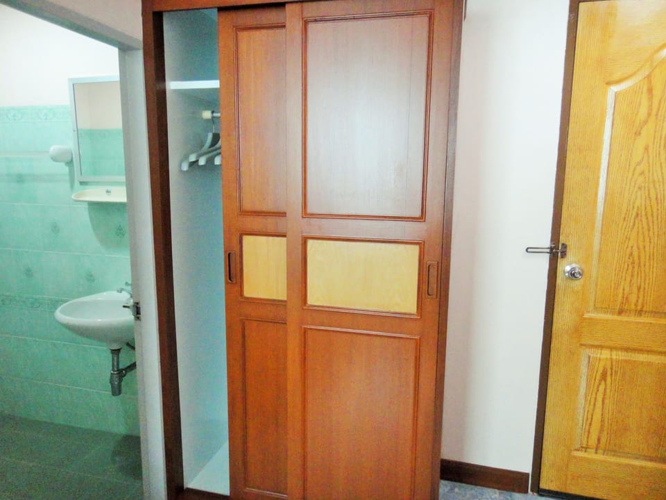 Family Room | Desk, blackout drapes, free WiFi, bed sheets