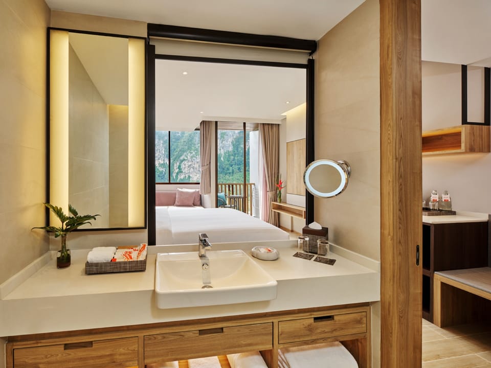 Shower, hydromassage showerhead, free toiletries, hair dryer