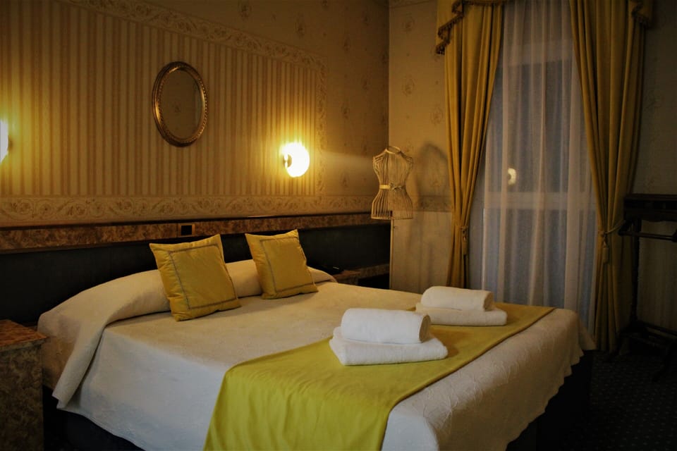 Junior Suite | In-room safe, desk, blackout drapes, soundproofing