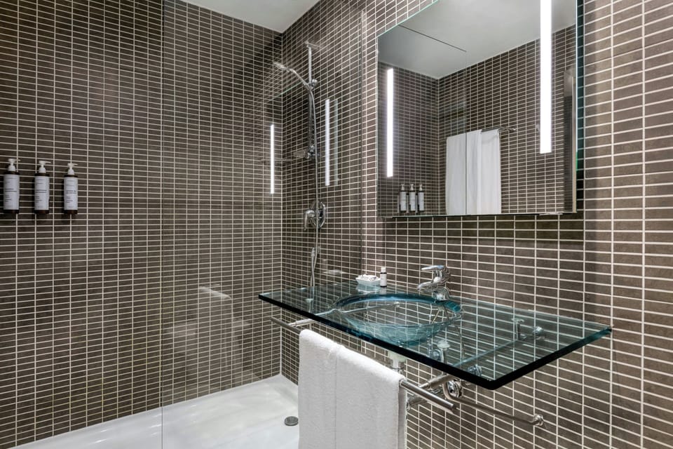 Standard Room, 1 Queen Bed | Bathroom | Combined shower/tub, designer toiletries, hair dryer, bidet