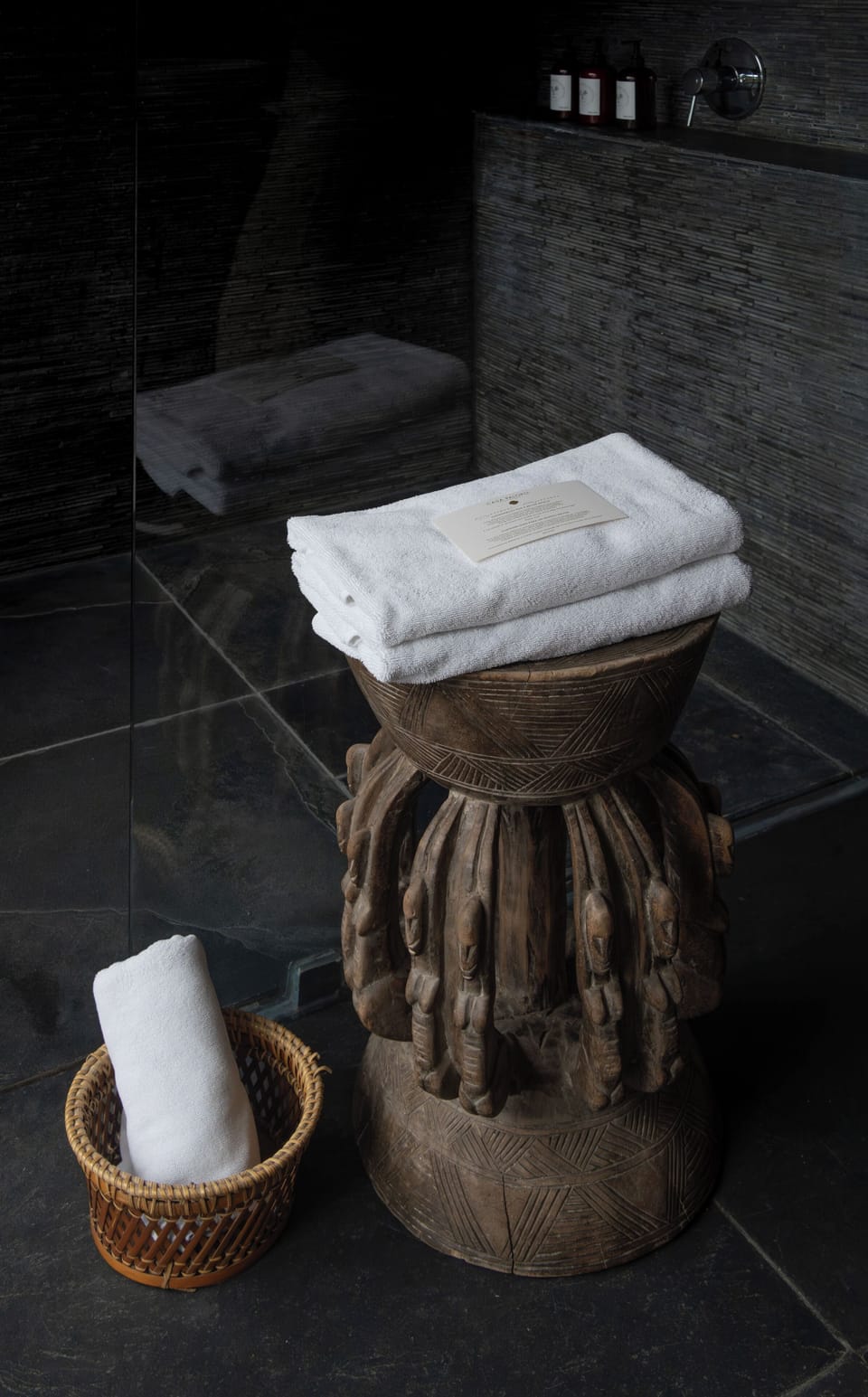 Deluxe Room (San Juan) | Bathroom | Shower, rainfall showerhead, free toiletries, hair dryer