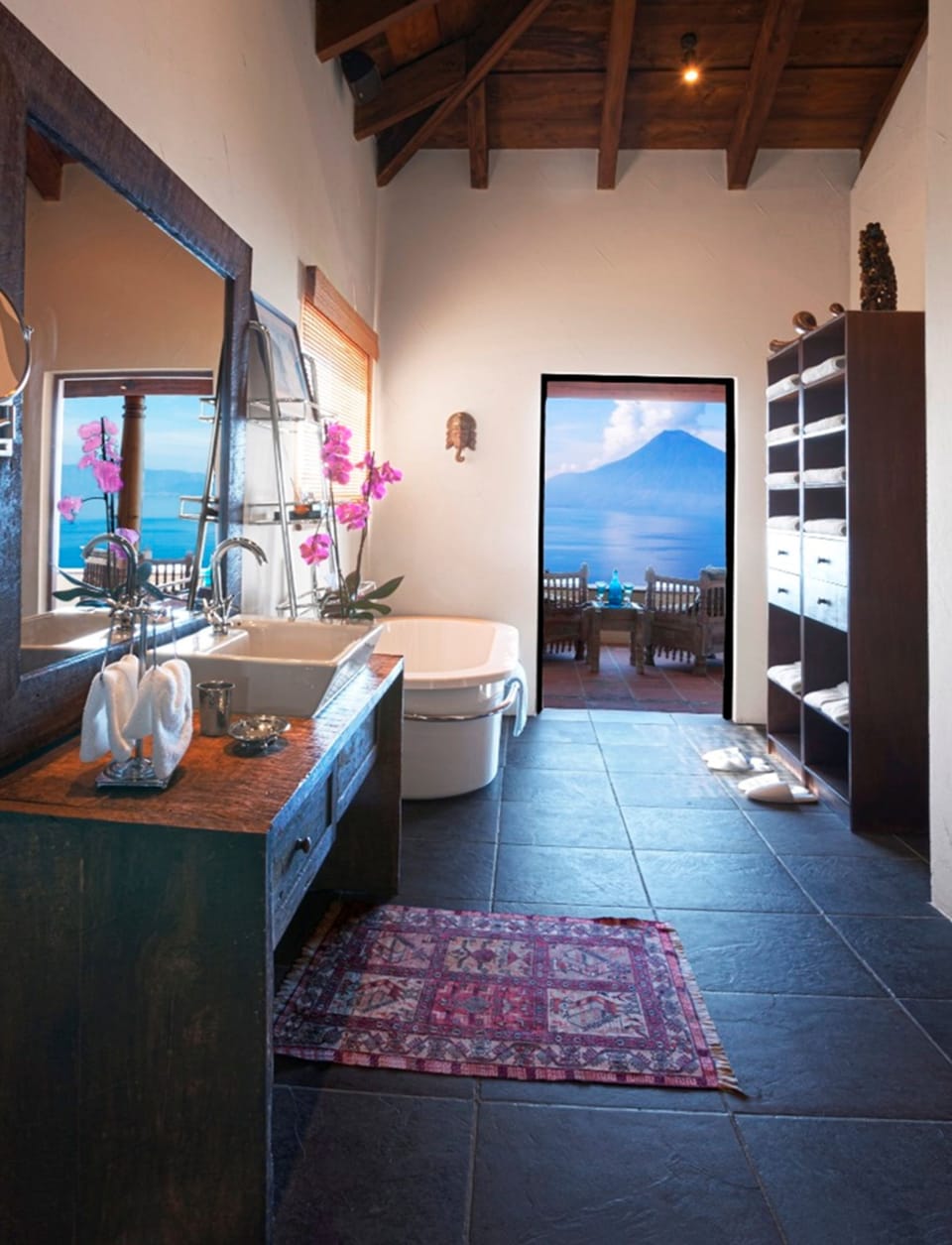Cerro de Oro Grand Master Suite | Bathroom | Shower, rainfall showerhead, free toiletries, hair dryer